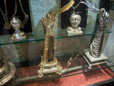 Rimaniamo idealmente sul monte Calvario. A Ges� appena morto, secondo l�evangelista Giovanni, un centurione romano trafisse il costato con una lancia. Il suo nome lo apprendiamo solo dai Vangeli apocrifi: � Longino, di cui a Bari � conservato l�osso di un braccio